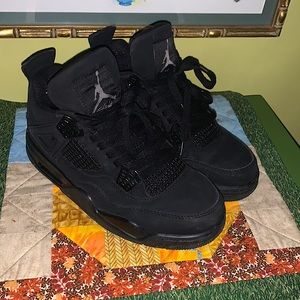 Black cats Jordan 4